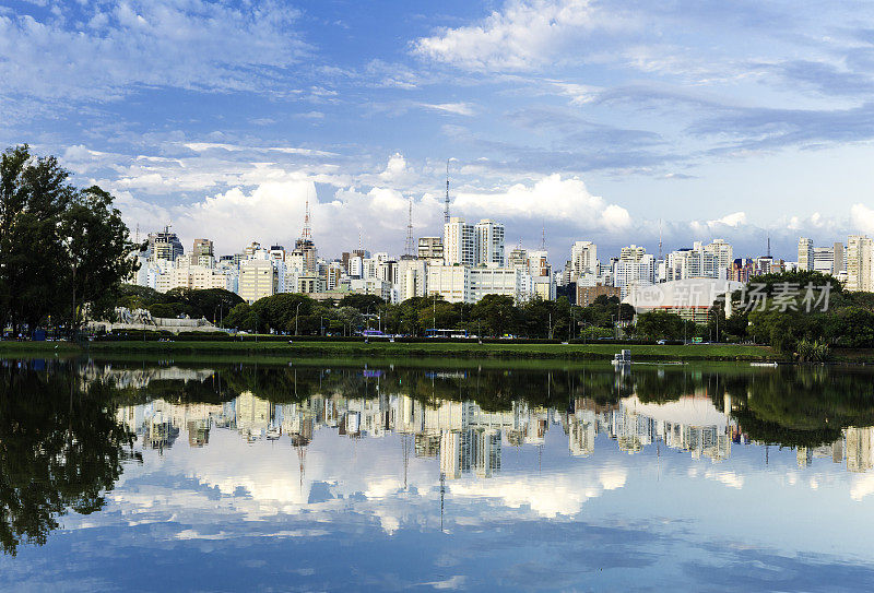 从巴西伊比拉普埃拉公园(Ibirapuera Park)可以看到圣保罗令人惊叹的美景
